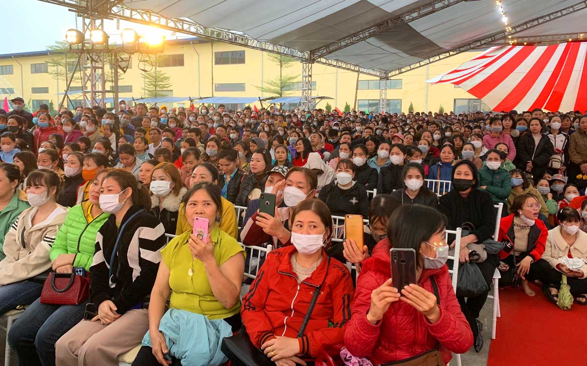 Công nhân ở Thái Bình háo hức tham dự Tết sum vầy tại công ty. Ảnh: Lương Hà