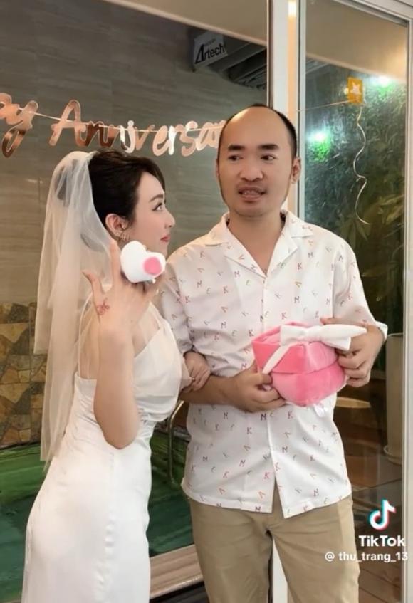 Màn cầu hôn ngọt ngào của vợ chồng Thu Trang - Tiến Luật. Ảnh: Chụp màn hình
