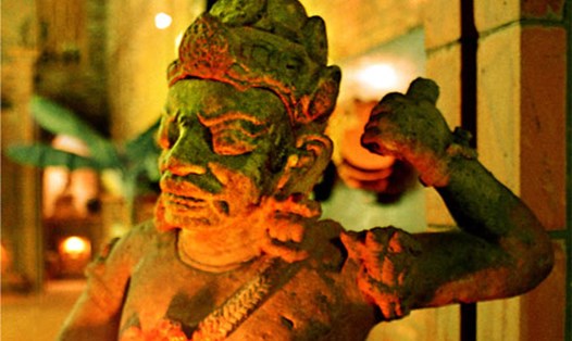 Tượng thần Hộ pháp (Dvarapala) chất liệu gốm Gò Sành, thuộc Bảo tàng tư nhân ông Nguyễn Vĩnh Hảo còn nguyên vẹn sau 13 năm được tạm giữ, và mới trả lại cho chủ nhân. Ảnh T.H 