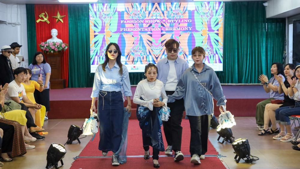 Sinh viên thiết kế đồ tái chế cho người khuyết tật biểu diễn. Ảnh: Thúy Quyên