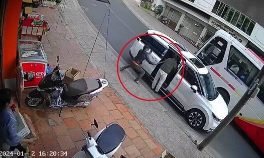 Đang bê đồ ra xe ô tô, người đàn ông ở Đà Lạt bất ngờ bị một đối tượng rút mã tấu chém liên tiếp. Ảnh cắt từ clip
