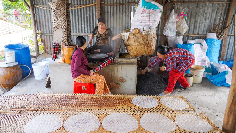 Ghi nhận của phóng viên Báo Lao Động tại làng nghề bánh tráng Thuận Hưng, (quận Thốt Nốt, TP Cần Thơ), thời điểm này hàng chục hộ kinh doanh đang sôi động, nhộn nhịp sản xuất bánh tráng phục vụ Tết Nguyên đán 2024.
