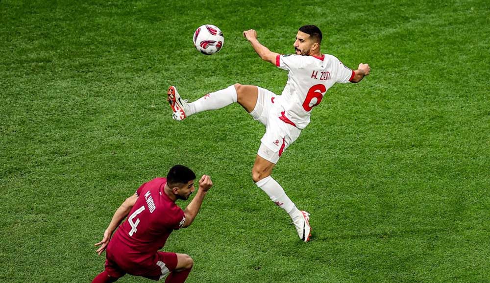 Lebanon (áo trắng) có thế trận không tệ trước Qatar. Ảnh: AFC