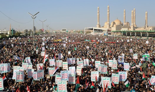 Người biểu tình Yemen ở thủ đô Sanaa sau các cuộc tấn công của lực lượng Mỹ và Anh. Ảnh: AFP
