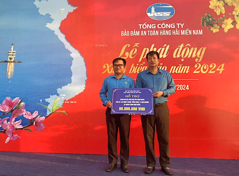 Ông Phạm Hoài Phương - Chủ tịch Công đoàn Giao thông Vận tải Việt Nam (bên phải) - trao hỗ trợ Mái ấm Công đoàn cho đại diện người lao động. Ảnh: CĐGTVTVN