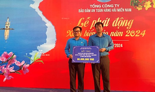 Ông Phạm Hoài Phương - Chủ tịch Công đoàn Giao thông Vận tải Việt Nam (bên phải) - trao hỗ trợ Mái ấm Công đoàn cho đại diện người lao động. Ảnh: CĐGTVTVN