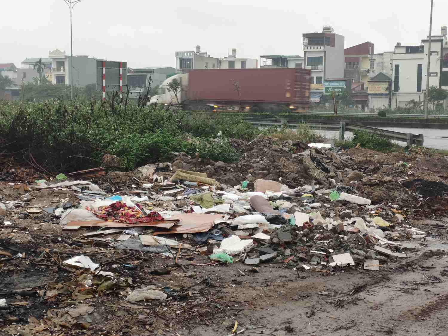 Tình trạng đổ rác thải, phế thải xây dựng ở dọc tuyến đường Bùi Viện vẫn chưa được xử lý dứt điểm. Ảnh: Hoàng Khôi