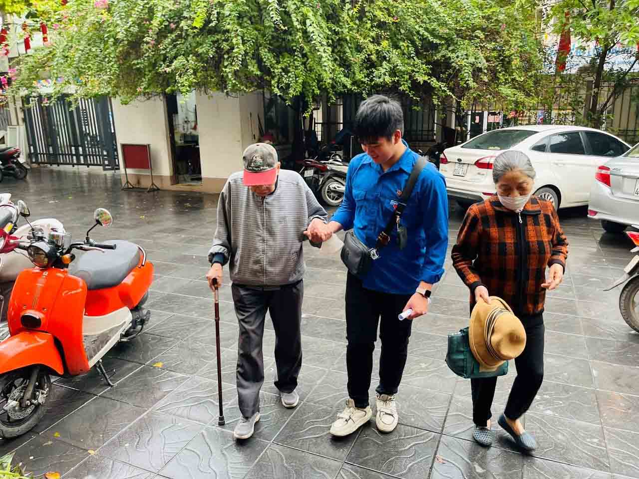 Đoàn viên, thanh niên phường Thổ Quan hỗ trợ người cao tuổi. Ảnh: Đoàn Thanh niên phường Thổ Quan