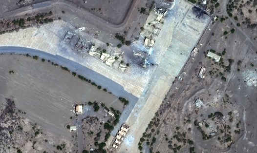 Ảnh vệ tinh do Maxar Technologies cung cấp cho thấy, mục tiêu ở sân bay Hodeida, Yemen bị phá hủy sau các cuộc không kích của Mỹ và Anh. Ảnh: AFP