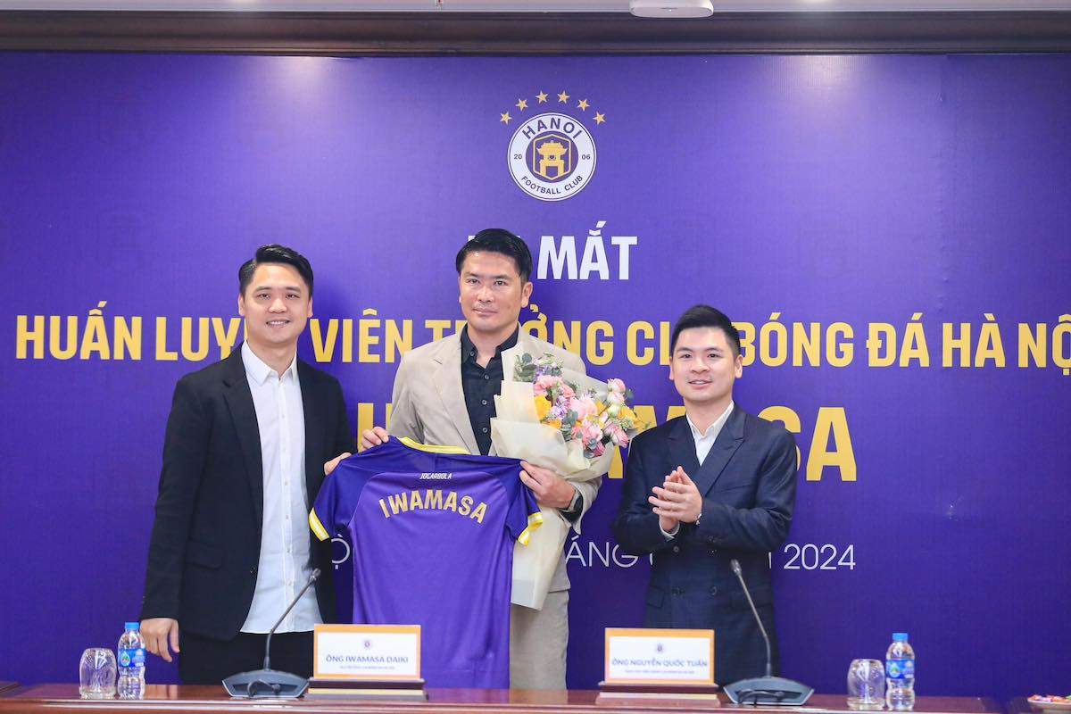 Huấn luyện viên Daiki ra mắt câu lạc bộ Hà Nội. Ảnh: Minh Dân