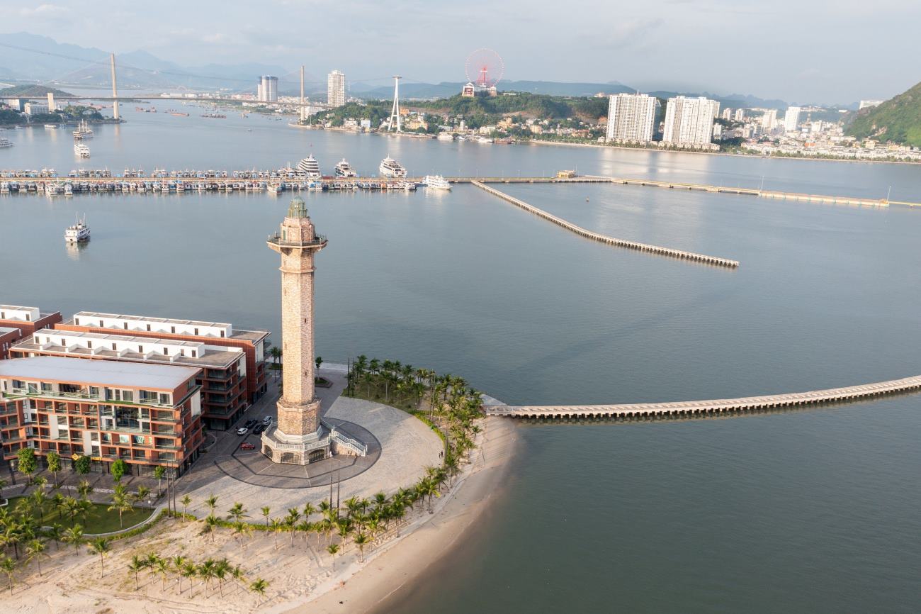 Ngọn hải đăng nằm cách không xa Cảng tàu khách quốc tế Hạ Long. Ảnh: Thanh Tùng