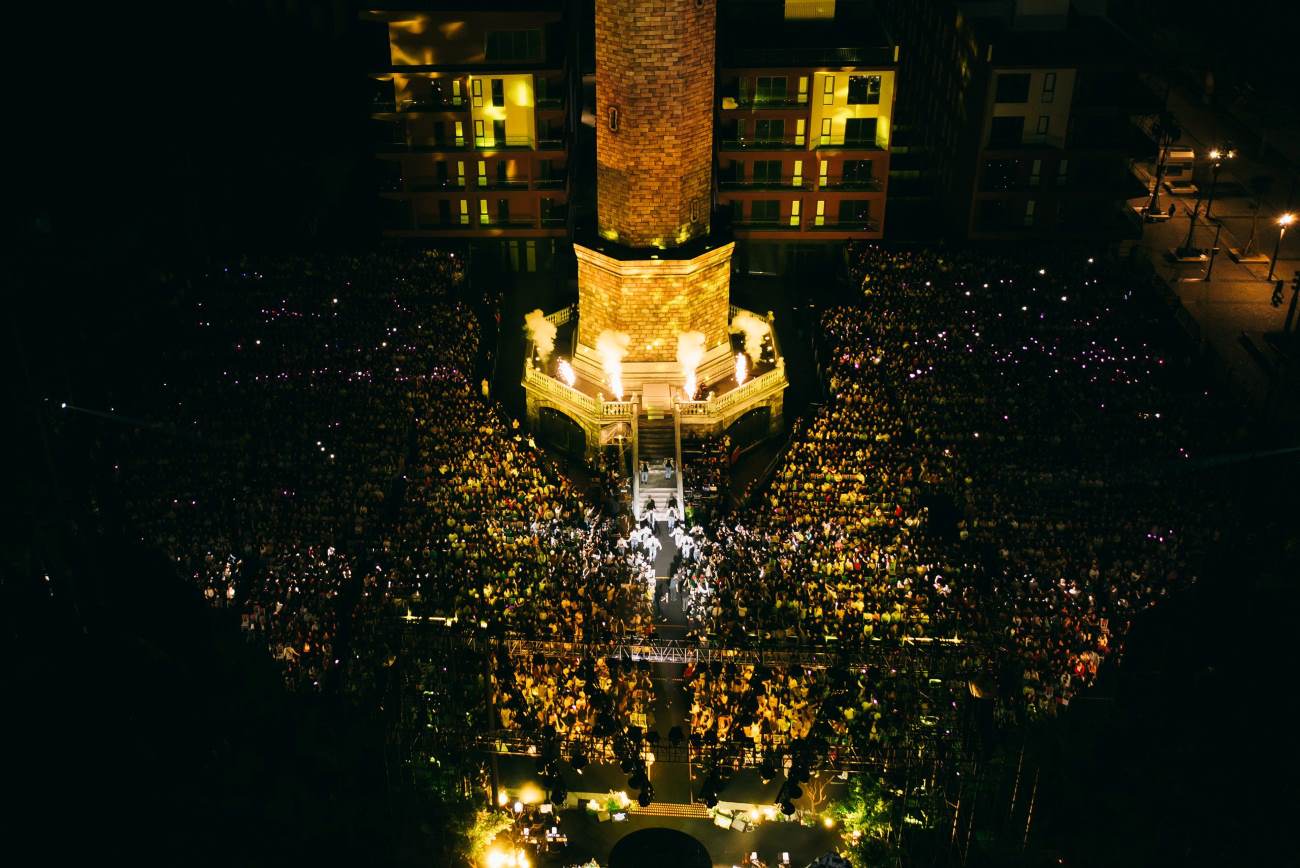 Một buổi biểu diễn ca nhạc trên sâu khấu được dựng dưới ngọn hải đăng Bãi Cháy. Ảnh: Thanh Tùng