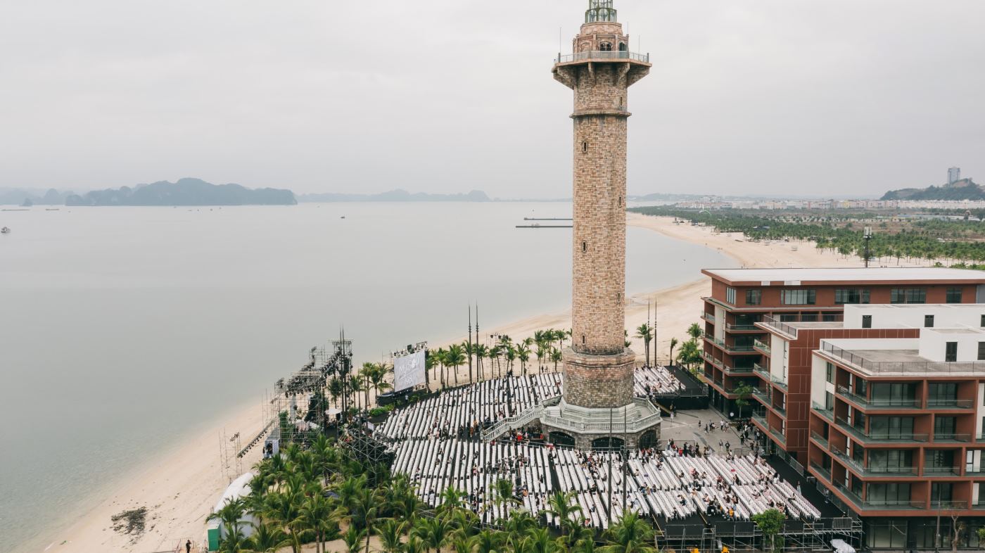 Ngọn hải đăng bên bờ vịnh Hạ Long. Ảnh: Thanh Tùng