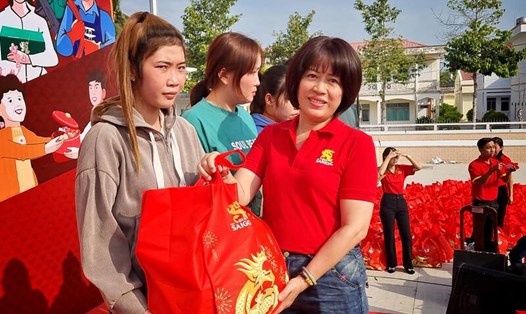 Chương trình "Tết sẻ chia, năm rồng khởi sắc" trao 400 phần quà được trao đến tay công nhân, ngư dân khó khăn tỉnh Trà Vinh. Ảnh: Hoàng Lộc