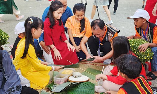 Thầy cô giáo Đà Nẵng trổ tài gói bánh chưng tặng Tết cho trẻ vùng núi. Ảnh: Thùy Trang 