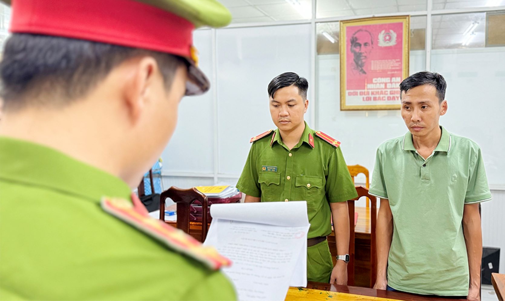 Cơ quan Cảnh sát điều tra Công an TP Long Xuyên thi hành các Quyết định và Lệnh bắt tạm giam đối với Nguyễn Tấn Đạt. Ảnh: Vũ Tiến