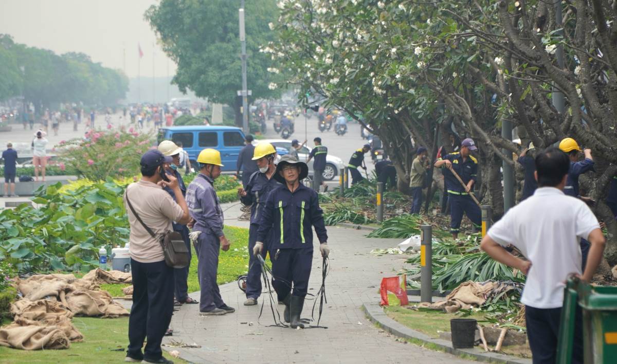 Cùng ngày, tại phố đi bộ Nguyễn Huệ, khoảng 30 nhân viên công ty TNHH MTV Công viên cây xanh TPHCM đang thực hiện việc di dời hàng chục cây xanh tại đây để trang trang hoàng lại, chào đón Tết Nguyên đán đang đến gần.