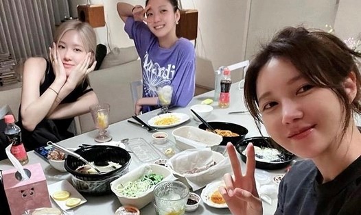 Rosé, Kim Go Eun và Lee Ji Ah. Ảnh: Instagram