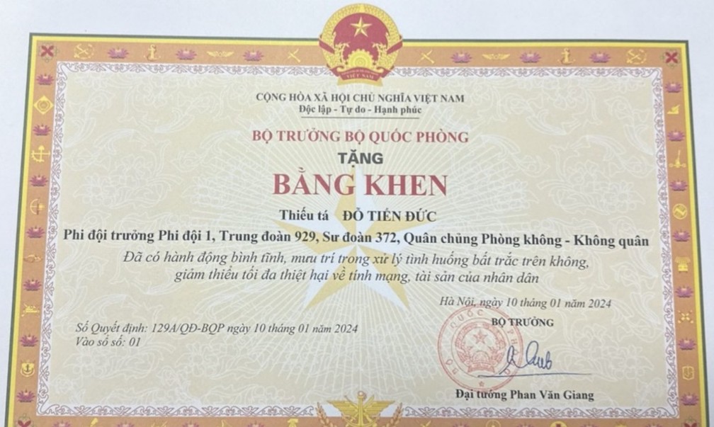 Bằng khen của Đại tướng Phan Văn Giang tặng Thiếu tá Đỗ Tiến Đức. Ảnh: Bộ Quốc phòng