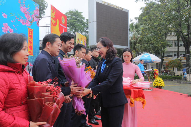 Chủ tịch LĐLĐ tỉnh Cao Bằng Lý Thị Huệ tặng quà người lao động tại chương trình. Ảnh: Tân Văn.