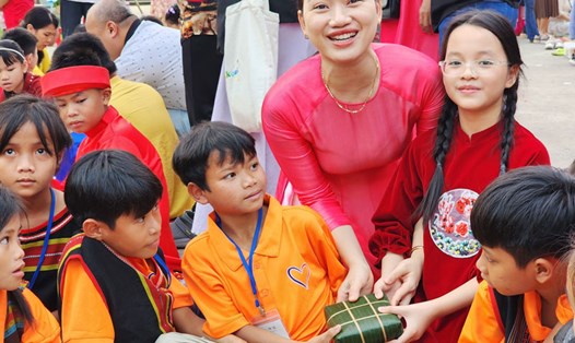 Thầy trò trường tiểu học Đà Nẵng tổ chức ngày hội xuân tặng cho trẻ miền núi. Ảnh: Thùy Trang