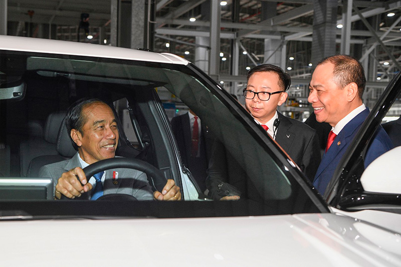 Tổng thống Indonesia ngồi thử xe ô tô VinFast. Ảnh: Mai Chi