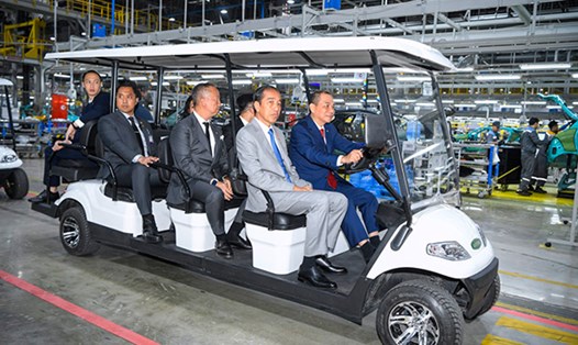 Ông Phạm Nhật Vượng lái xe điện chở Tổng thống Indonesia tham quan Nhà máy sản xuất ô tô VinFast ngày 13.1. Ảnh: Mai Chi