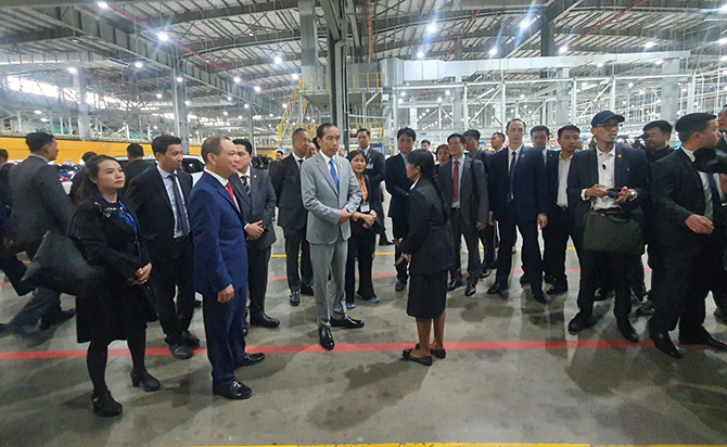 Tổng thống Indonesia thăm Nhà máy sản xuất ô tô VinFast ngày 13.1. Ảnh: Mai Chi