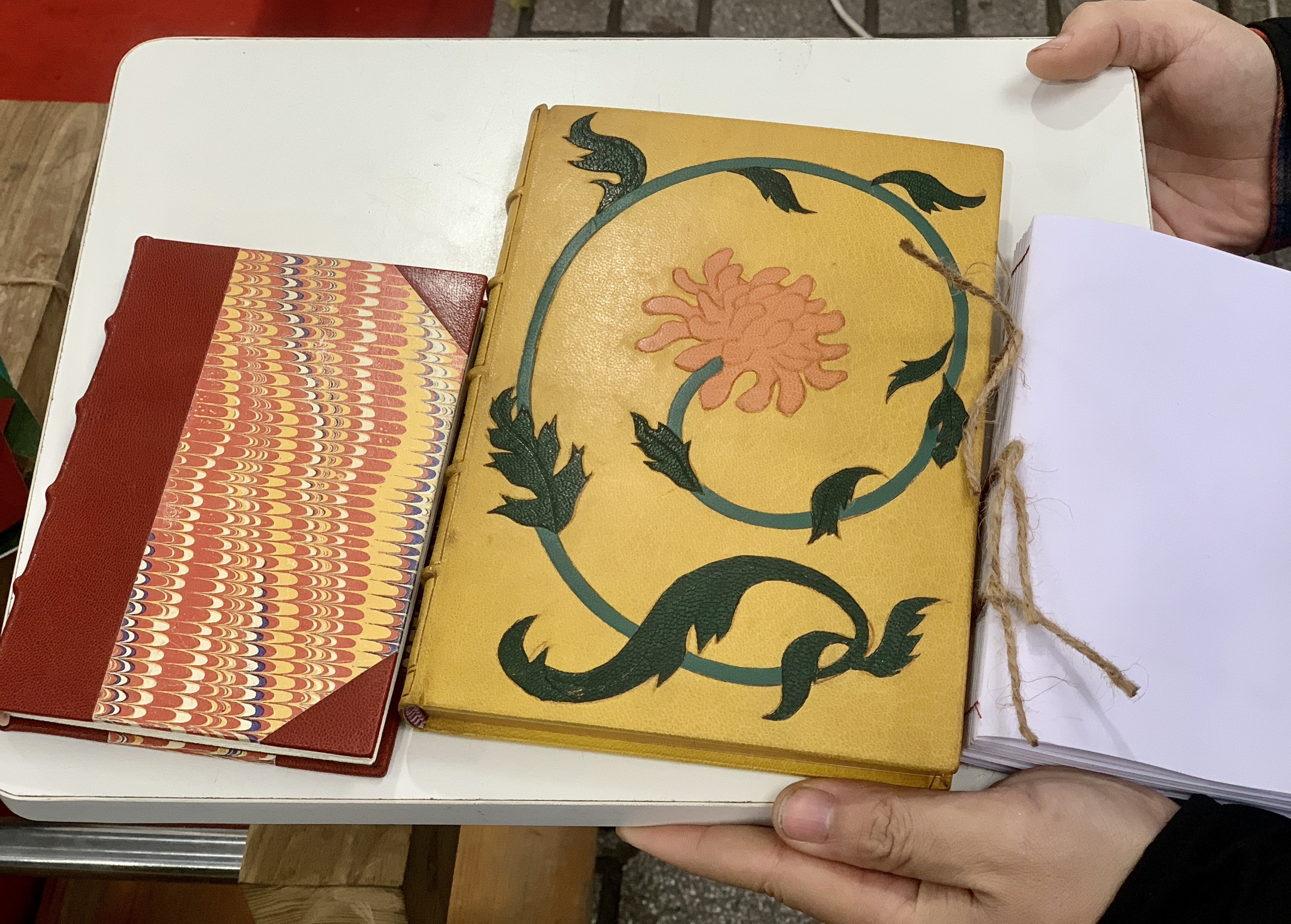 Sách và các phụ kiện sách được sản xuất thủ công. Ảnh: Nhật Minh