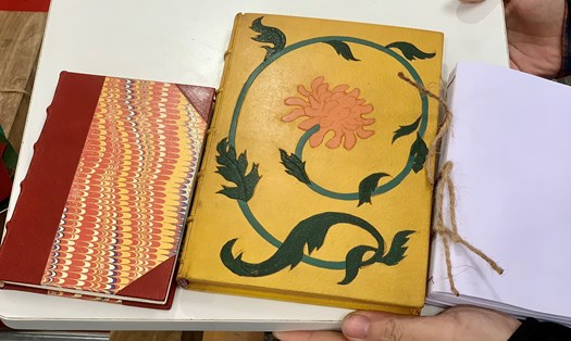 Sách và các phụ kiện sách được sản xuất thủ công. Ảnh: Nhật Minh