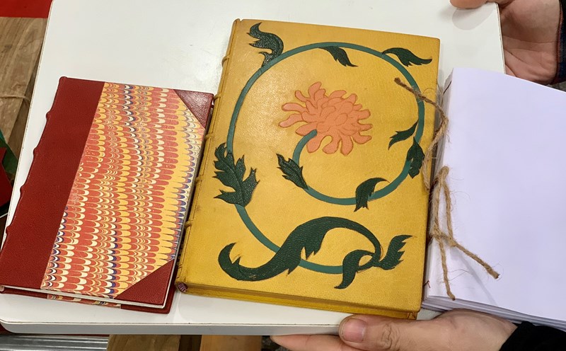 Sách và các phụ kiện sách được sản xuất thủ công. Ảnh: Nhật Minh