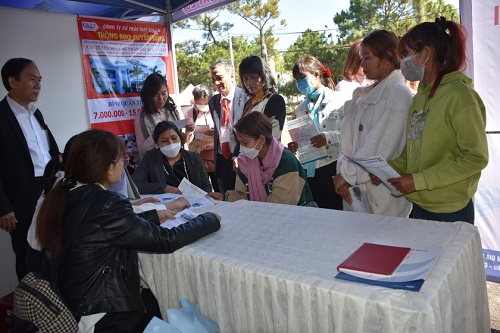 Nhiều lao động được tư vấn, tuyển dụng vào Công ty cổ phần May Gia Lai. Ảnh: Thanh Tuấn 