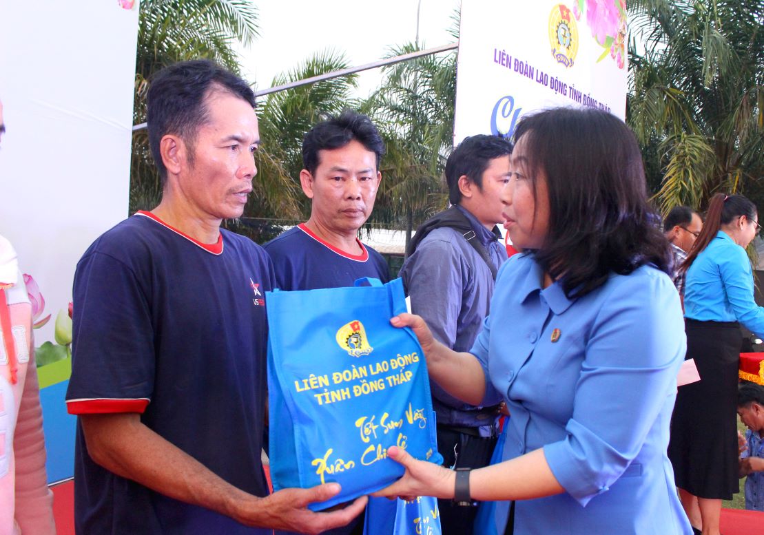 Bà Thái Thu Xương - Phó Chủ tịch Tổng LĐLĐ Việt Nam trao quà cho người lao động tại Chương trình Tết Sum vầy- Xuân chia sẻ tỉnh Đồng Tháp năm 2024. Ảnh: Lâm Điền
