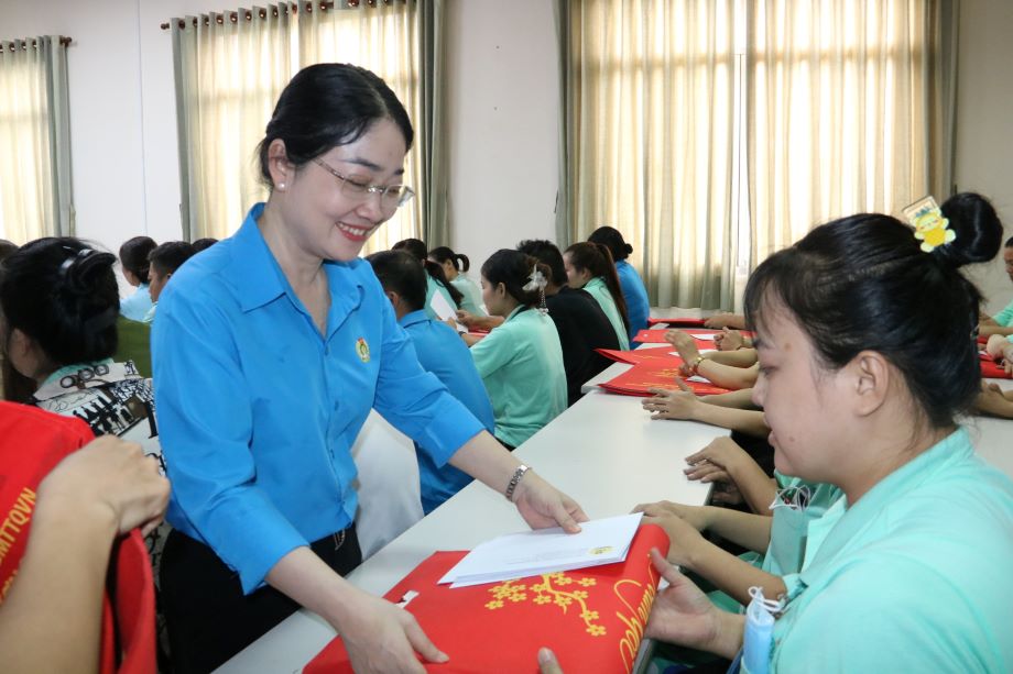 Bà Nguyễn Kim Loan - Chủ tịch LĐLĐ tỉnh Bình Dương trao quà Tết cho công nhân khó khăn. Ảnh: Đình Trọng
