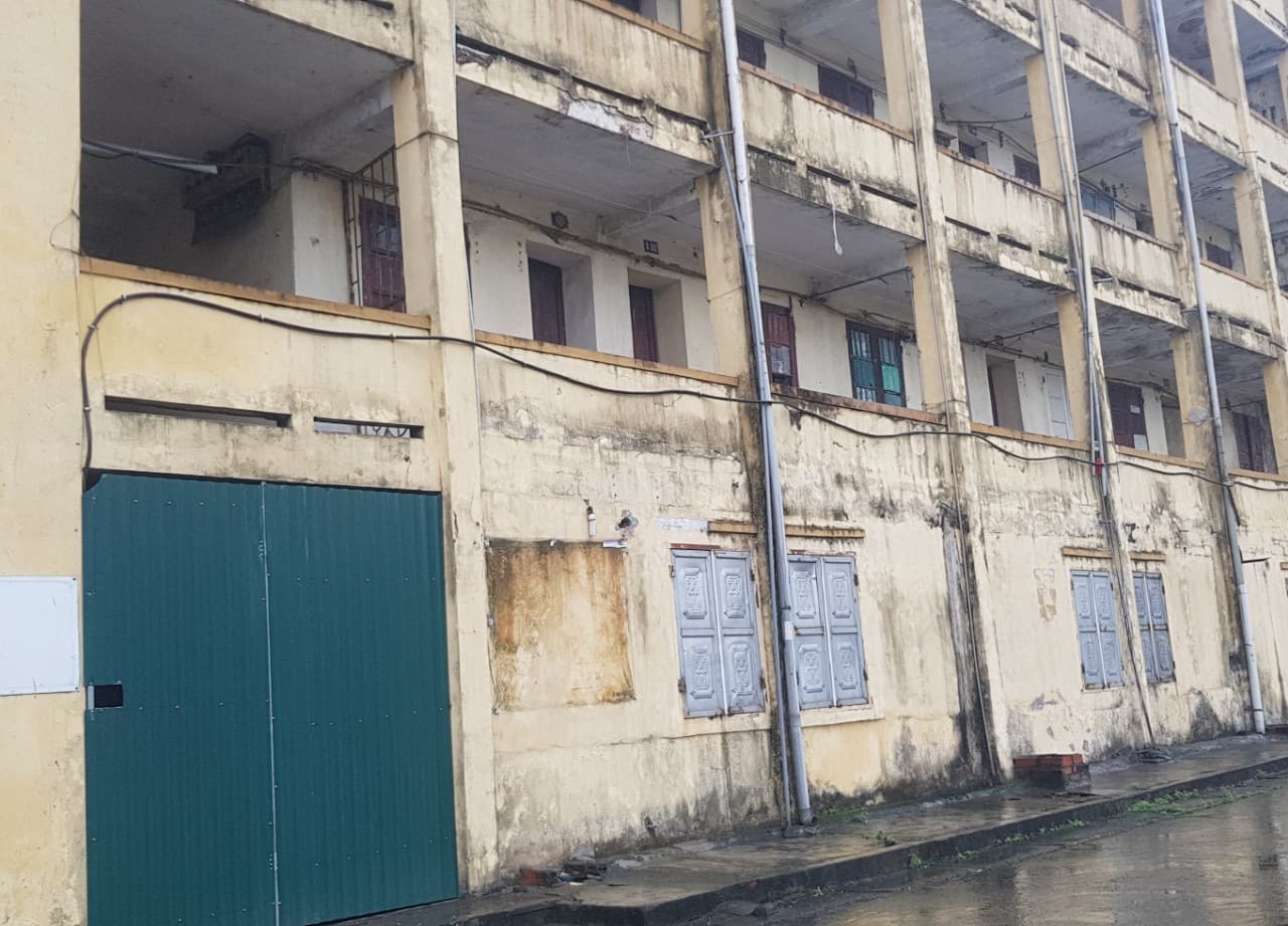 2 dãy nhà 5 tầng do đã xuống cấp nên Công ty CP Nhiệt điện Ninh Bình đã đóng cửa. Ảnh: Nguyễn Trường