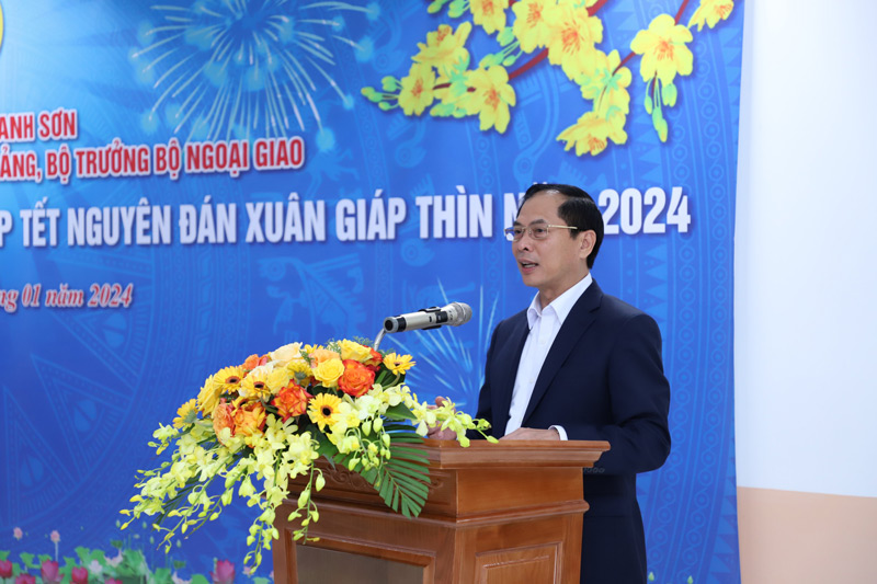 Bộ trưởng Bộ Ngoại giao Bùi Thanh Sơn bày tỏ vui mừng và đánh giá cao những thành quả mà các cấp chính quyền và người lao động tỉnh Hòa Bình đạt được. Ảnh: Đơn vị cung cấp.