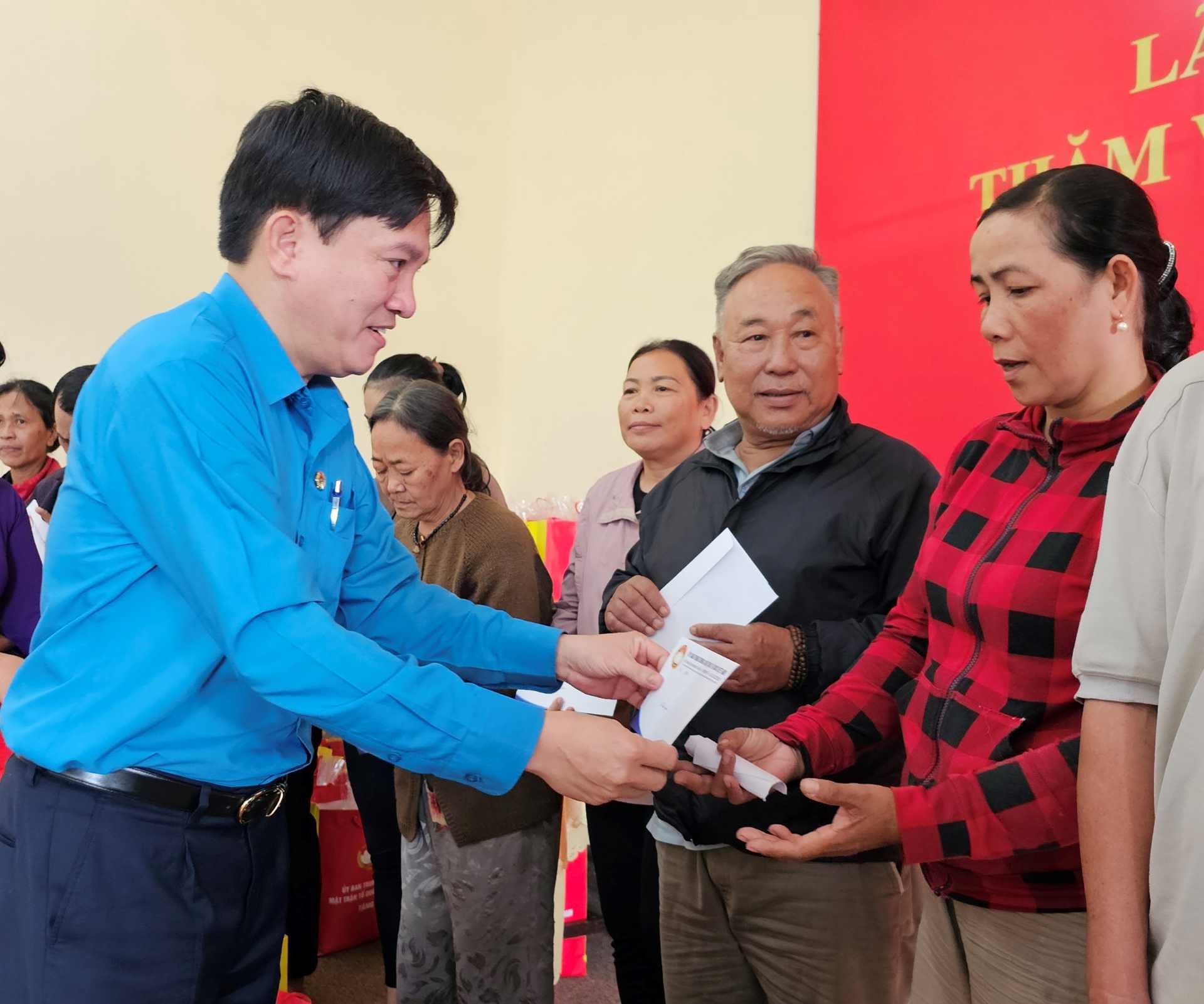 Phó Chủ tịch Tổng Liên đoàn Lao động Việt Nam Nguyễn Xuân Hùng tặng quà cho đoàn viên, người lao động có hoàn cảnh khó khăn. Ảnh: Phúc Đạt.