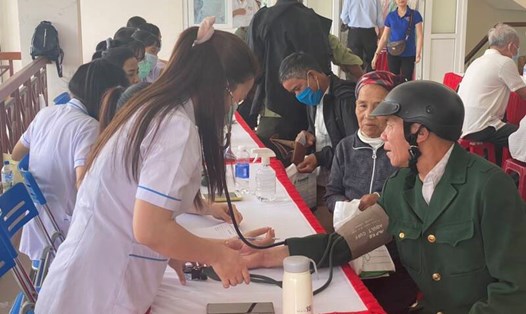 Chương trình trao quà Tết Giáp Thìn - 2024 và khám bệnh, cấp thuốc miễn phí cho đồng bào các dân tộc ở huyện Ba Tơ, tỉnh Quảng Ngãi.
