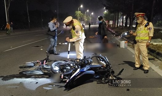 Cảnh sát kiểm tra hiện trường một vụ tai nạn giao thông trên địa bàn Hà Nội. Ảnh: Tô Thế