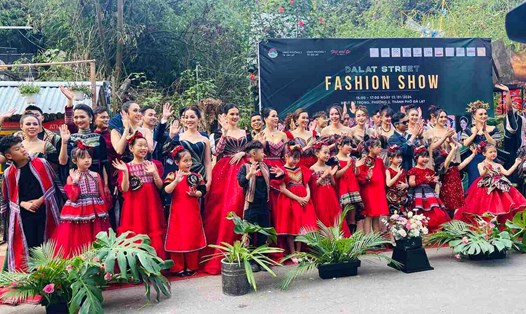 Chương trình trình diễn thời trang trên đường phố Dalat Street Fashion Show diễn ra tại Cung đường nghệ thuật (TP Đà Lạt). Ảnh: Mai Hương