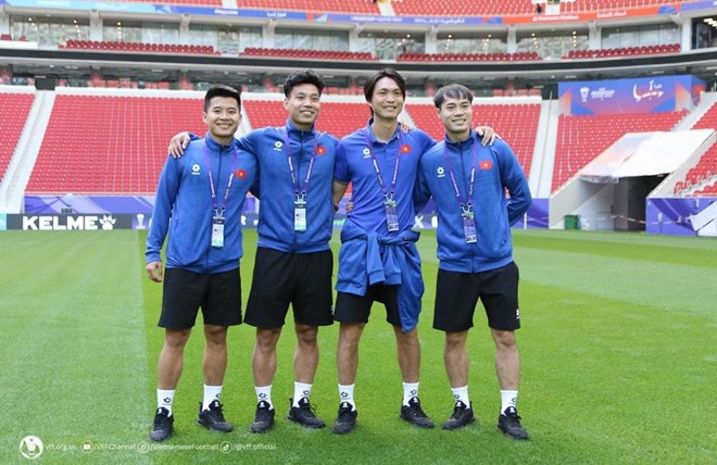 Đội tuyển Việt Nam thăm quan sân vận động trước trận mở màn gặp Nhật Bản