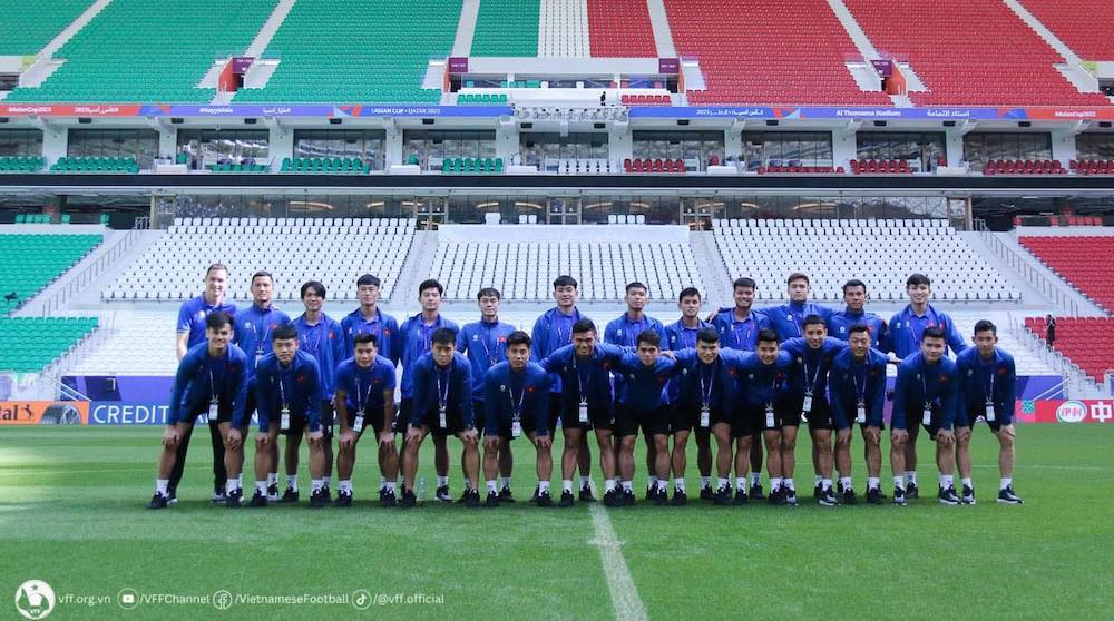 Đội tuyển Việt Nam thăm quan sân vận động Al Thumama trước trận đấu mở màn tại Asian Cup 2023. Ảnh: VFF