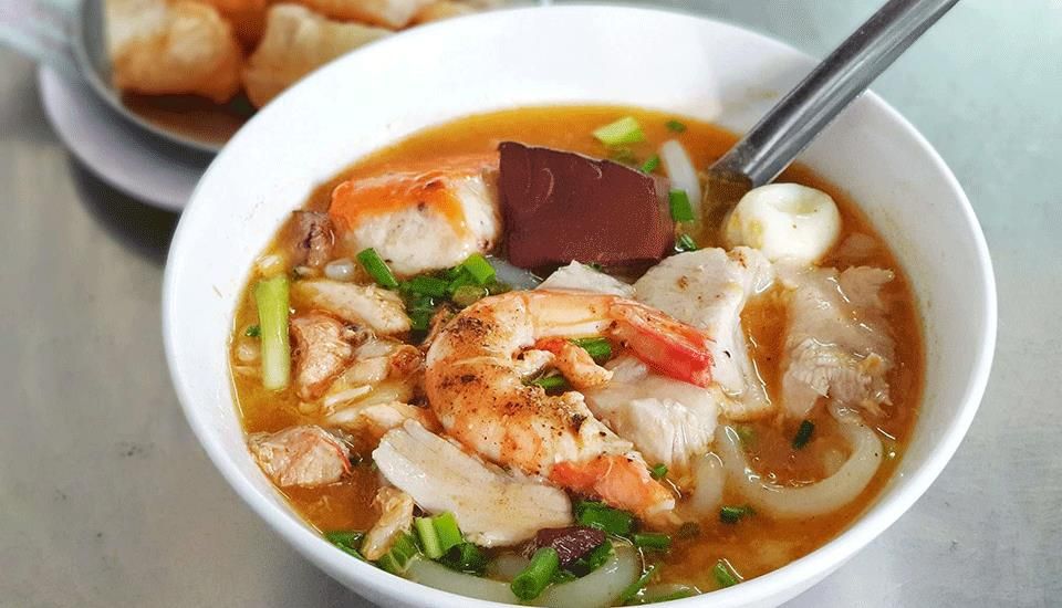 Sợi bánh canh bột gạo có màu trắng chứ không trong suốt như sợi bánh canh làm từ bột lọc. Ảnh: Foody