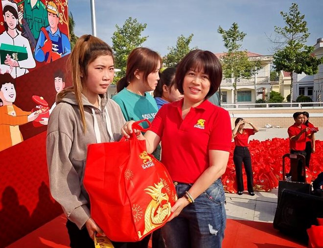 Chương trình "Tết sẻ chia, năm rồng khởi sắc" trao 400 phần quà được trao đến tay công nhân, ngư dân khó khăn tỉnh Trà Vinh. Ảnh: Hoàng Lộc