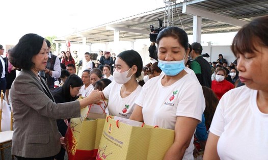 Thường trực Ban Bí thư Trương Thị Mai trao quà cho công nhân tại Khu Công nghiệp Phú Hội. Ảnh: Mai Hương