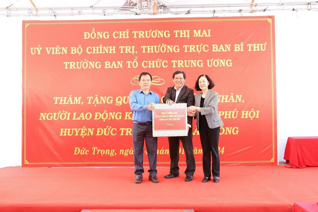 Thường trực Ban Bí thư Trương Thị Mai trao quà cho đại diện Khu Công nghiệp Phú Hội. Ảnh: Mai Hương 