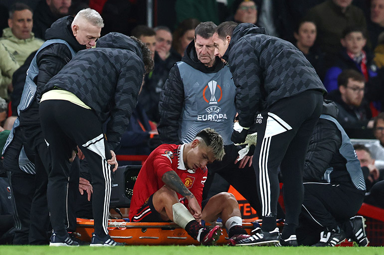 Lisandro Martinez đã dính chấn thương bàn chân khá nghiêm trọng ở mùa giải trước nhưng vẫn nén đau để đá. Ảnh: AFP
