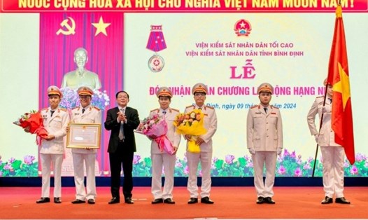 Viện KSND tỉnh Bình Định đón nhận Huân chương Lao động hạng Nhất. Ảnh: Viện KSND Tối cao