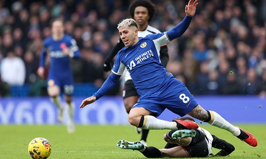Hàng tiền vệ của Chelsea hoạt động không hiệu quả trước Fulham. Ảnh: AFP