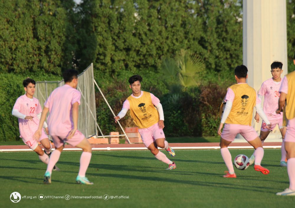 Do thời gian không còn nhiều, các cầu thủ Việt Nam đã rất cố gắng thực hiện tốt giáo án của huấn luyện viên Philippe Troussier. Buổi tập diễn ra trong bầu không khí khẩn trương, tích cực. 